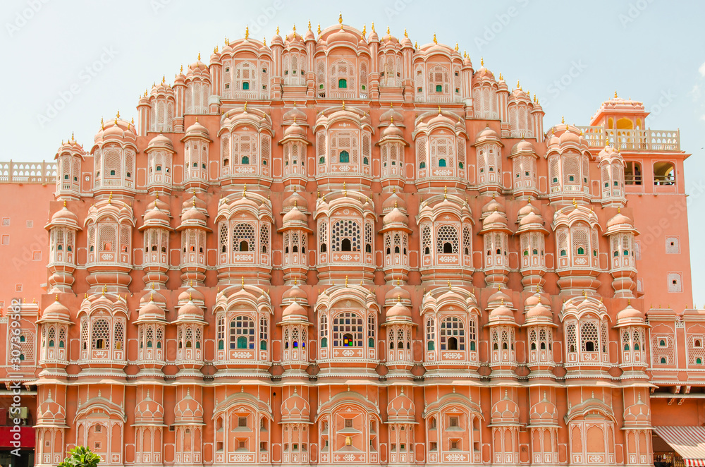 Hawa Mahal facade with plenty of windows (Jaipur, India)