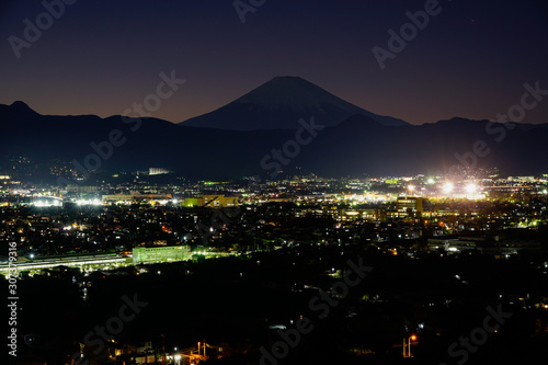 富士山と小田原市の夜景 © Oval Design