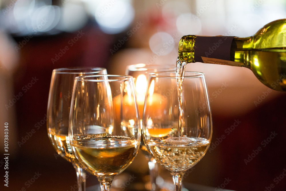 Φωτογραφία white wine pouring into a glass