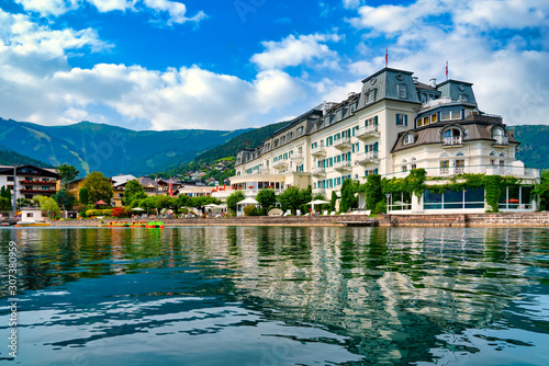 Cuadro en lienzo Beautiful view from the lake to the promenade of Zell am See, Austria