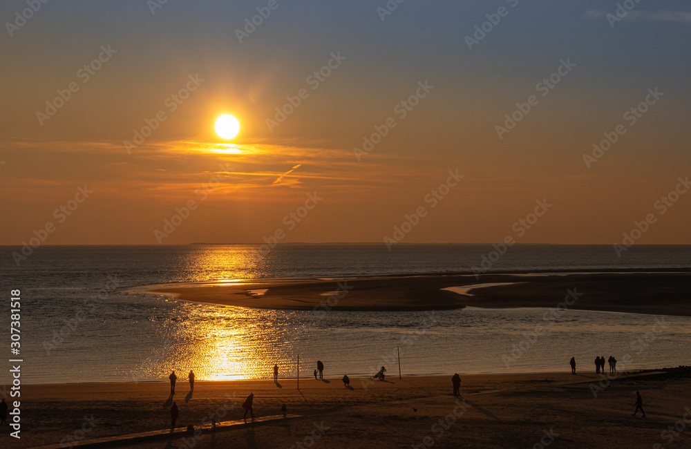 Sonnenuntergang am Strand Borkum, Reisen Insel Nordsee Wattenmeer Deutschland