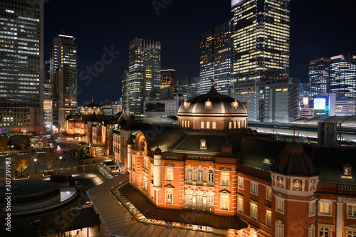 伝統の赤煉瓦と現代夜景 © Keiichi Wakui