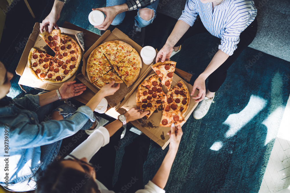 Φωτογραφία Crop friends eating pizza at home