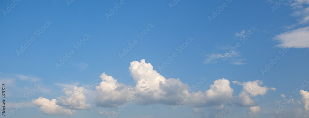 Fototapeta premium The white clouds have a strange shape