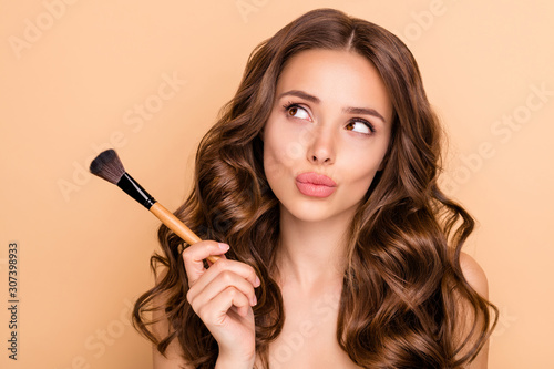Canvas-taulu Close up photo of uncertain unsure girl hesitate hold blush blusher dont know ap