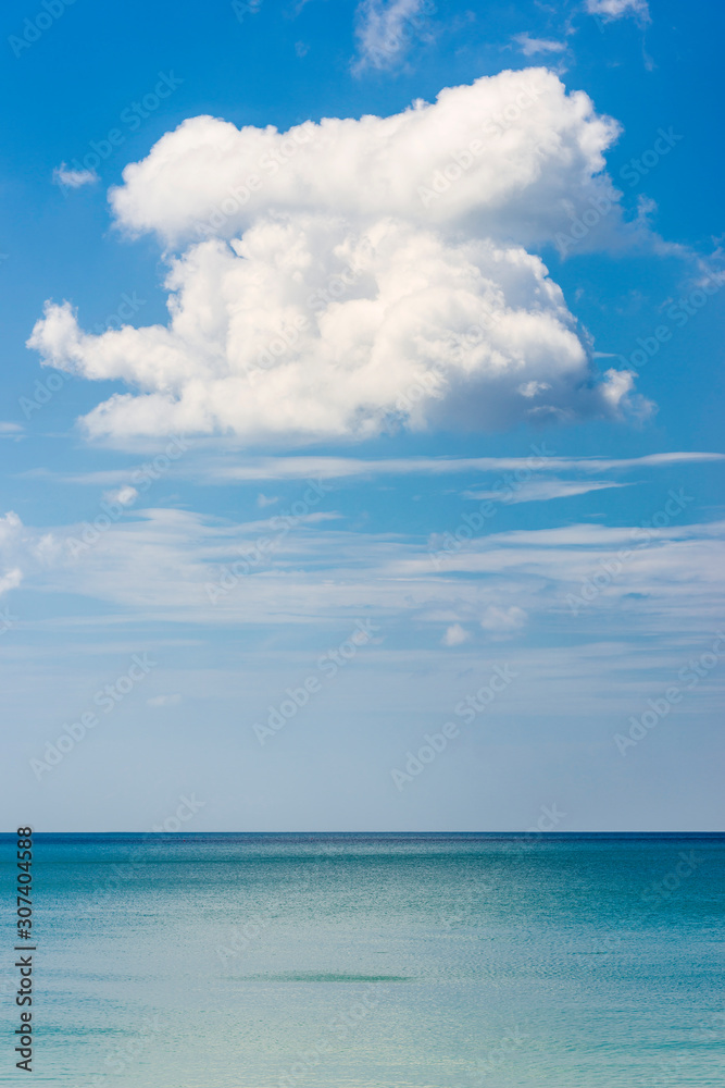 Meer und Wolke auf Koh Lanta in Thailand