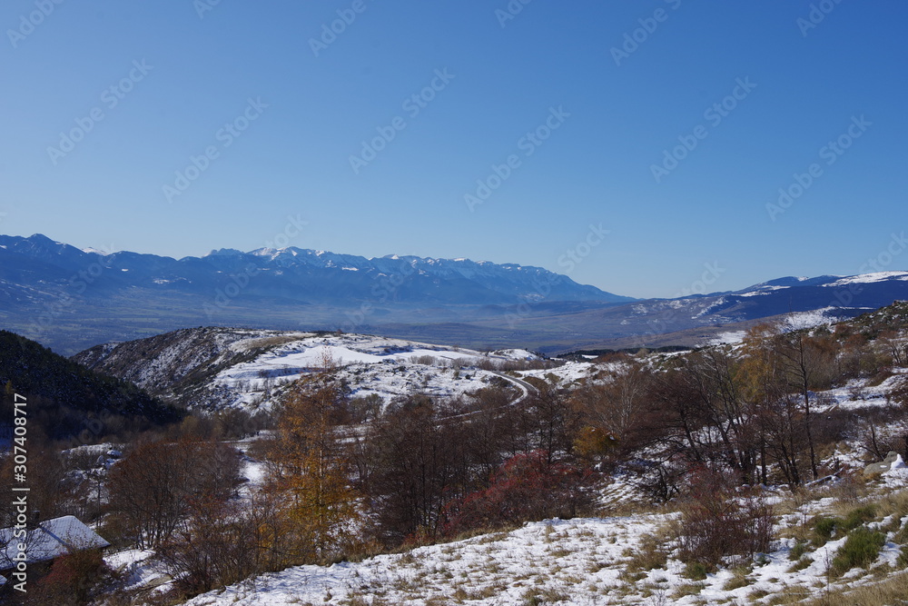 Paysage de cerdagne dans la neige et chaine de montagne des pyrénées