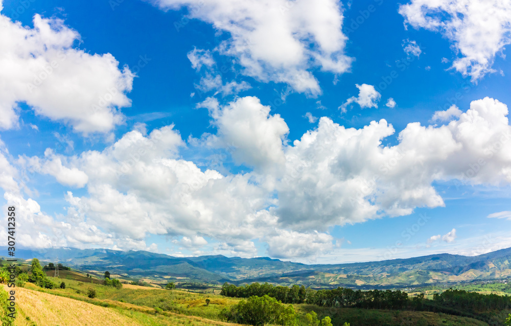 Naklejka premium mountain and blue sky and very nice clouds.