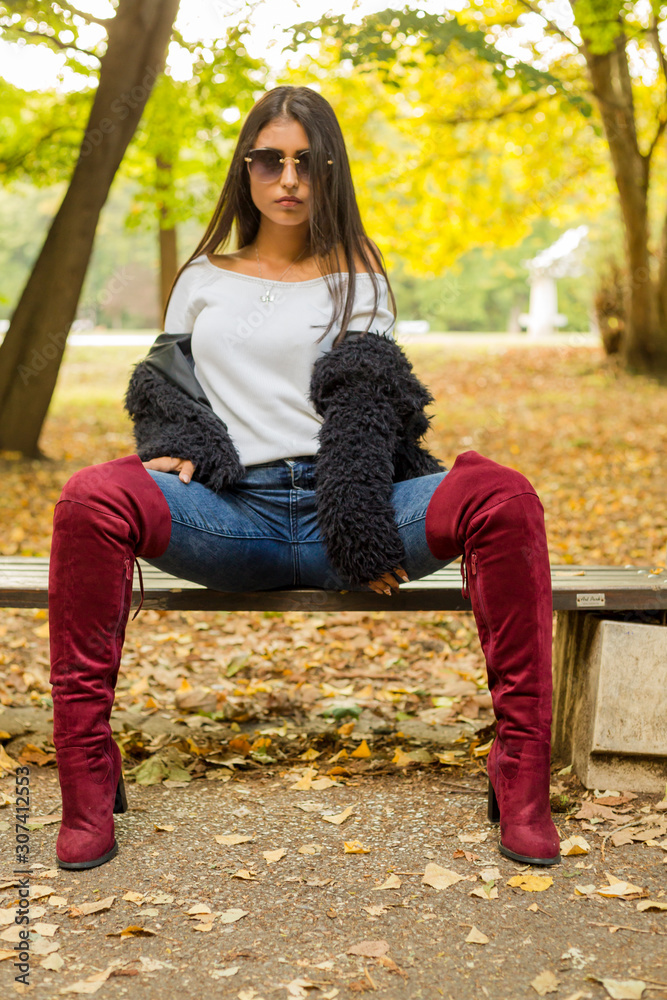 Obraz premium Fall portrait woman in the park