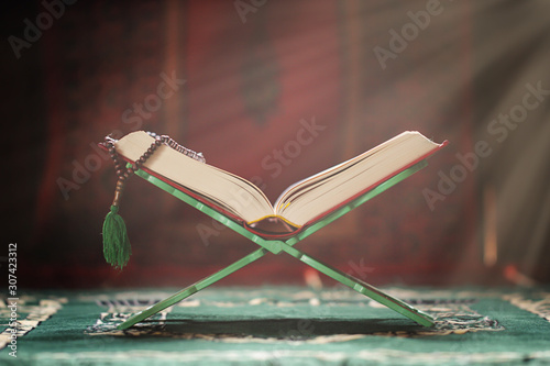 Obraz na plátně Quran and beads Holy book of muslim,Islamic concept