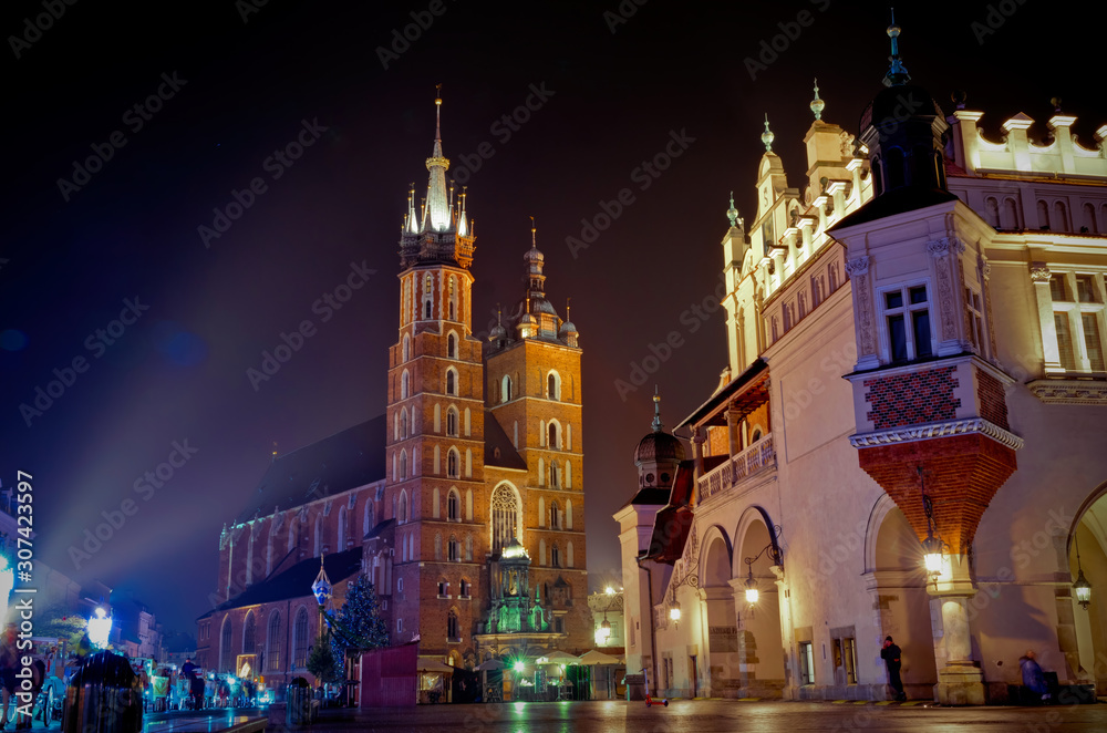 Fototapeta Historic ancient market square in Krakow. Cloth Hall and Mariacki Church