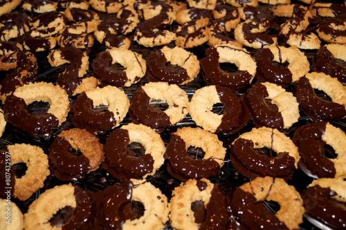 Verschiedene Plätzchen mit Schokoladen Glasur überzogen - Various cookies with chocolate glaze coated