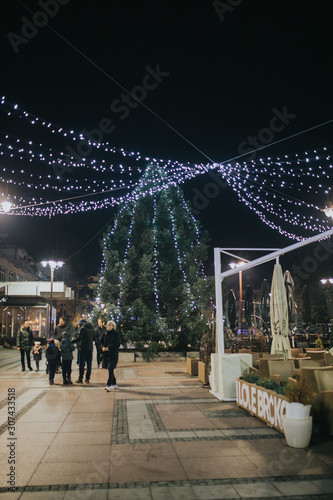 Canvas Print people walking in the city at night