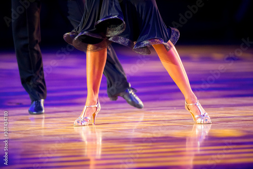 Foto Woman and man dancer latino international dancing