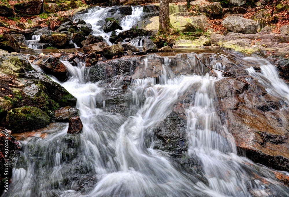 Fototapeta premium Chute d'eau en pose longue