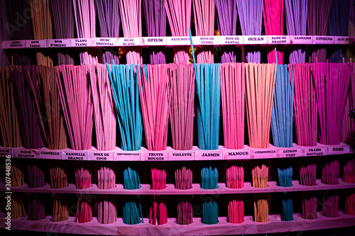 Venta de incienso en colores pastel. © Lola Fdez. Nogales