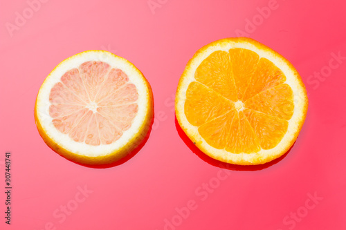 La fruta de la naranja y del limón son cítricos llenos de vitamina C, La naranja es mucho más dulce, el limón es más ácido, se pueden comer crudas en zumo y como postre