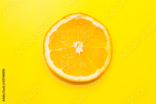 La fruta de la naranja y del lim  n son c  tricos llenos de vitamina C  La naranja es mucho m  s dulce  el lim  n es m  s   cido  se pueden comer crudas en zumo y como postre