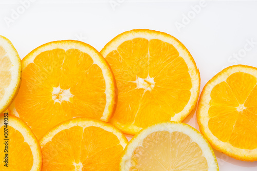 La fruta de la naranja y del lim  n son c  tricos llenos de vitamina C  La naranja es mucho m  s dulce  el lim  n es m  s   cido  se pueden comer crudas en zumo y como postre