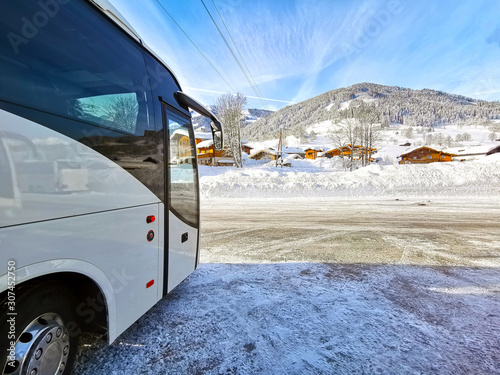 Reise Bus im Winter mit Skigebiet und Winterlandschaft photo