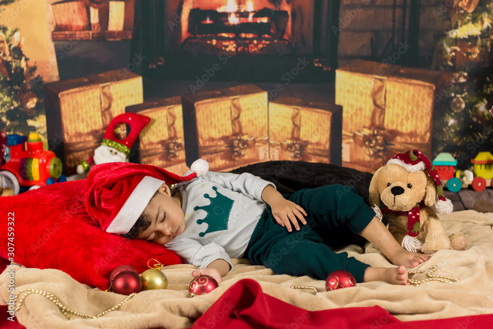 Fotografia do Stock: Bebê dormindo na noite de natal | Adobe Stock