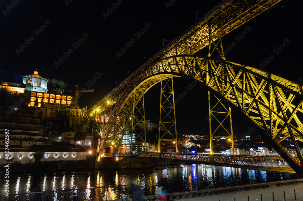 Fototapeta premium Night view of the Dom Luis I bridge from the ribeira dock