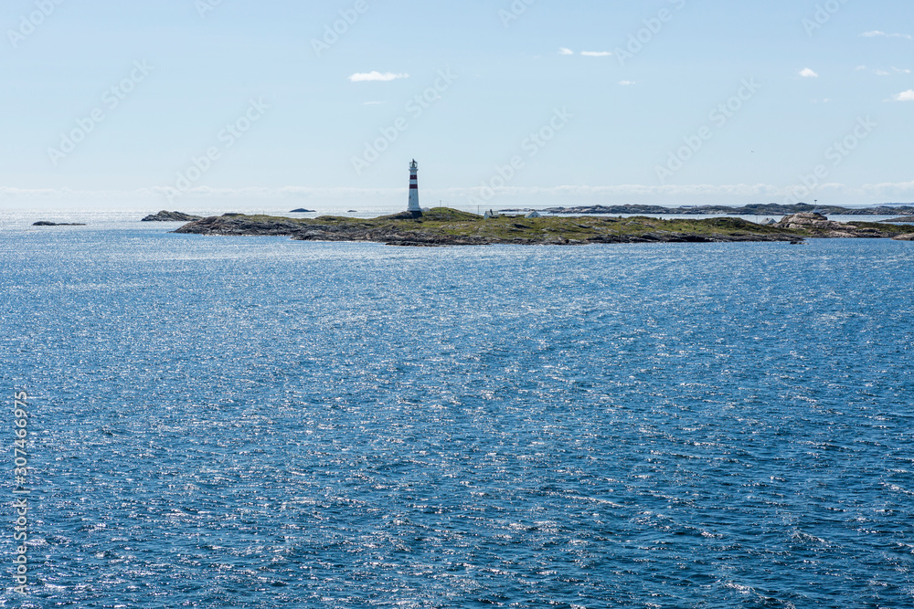 Insel vor Norwegen, mit Leuchtturm