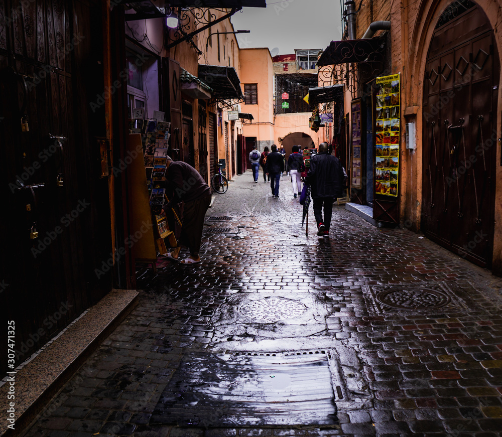 Calle comercial de marruecos después de la lluvia