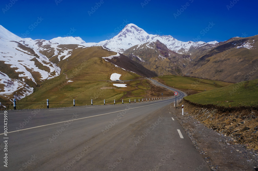 Naklejka premium road in mountains
