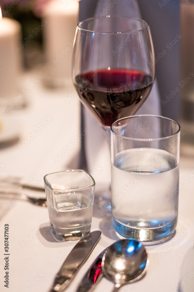 Rotwein, Schnaps und Wasserglas Rotwein, Schnaps und Wasserglas