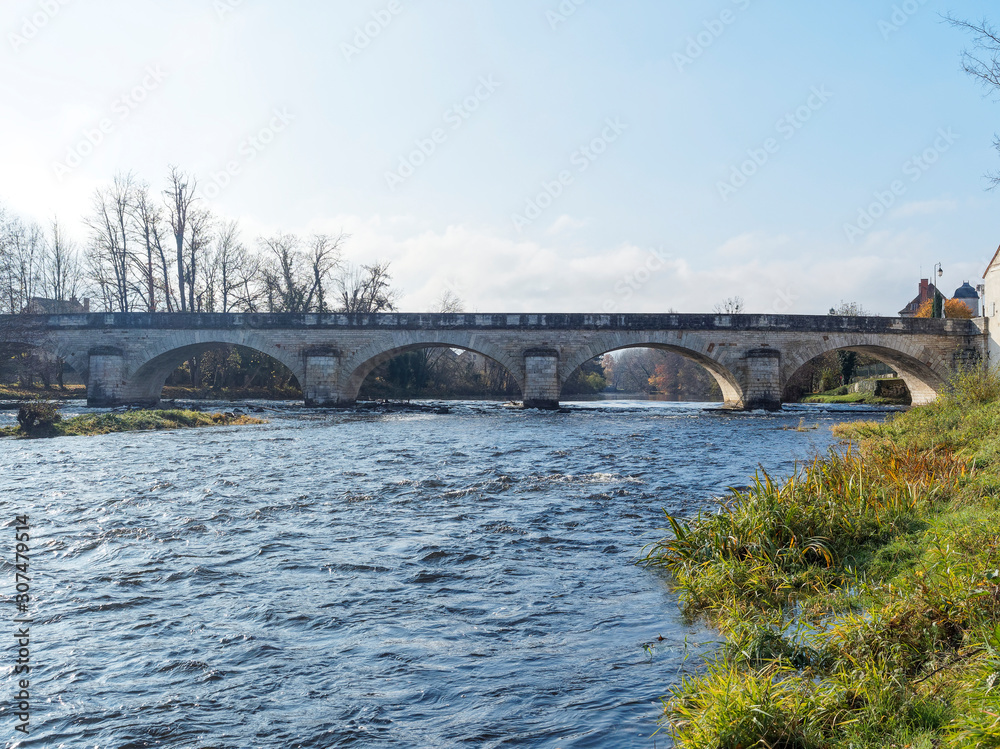 Fototapeta premium Pont d'Ebreuil sur la Route Départementale 998 à Ebreuil en Allier franchissant la rivière Sioule 