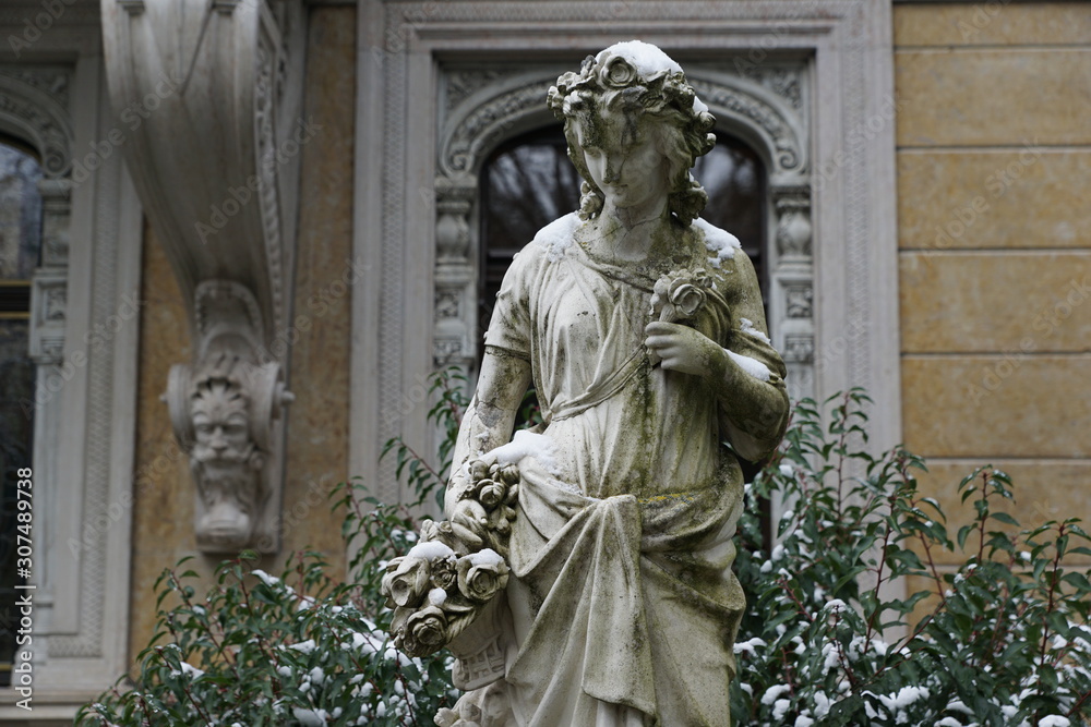 Frauenstatue in Zürich bei der Villa museum patumbah