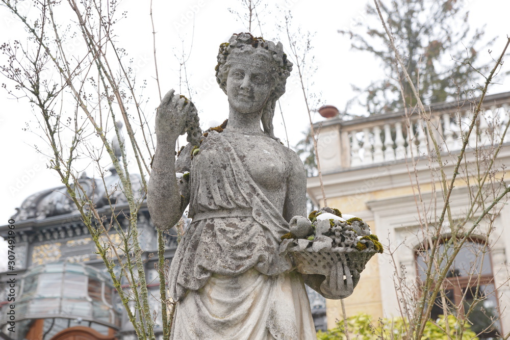 eine frauenstatue in zürich an der villa patumbah
