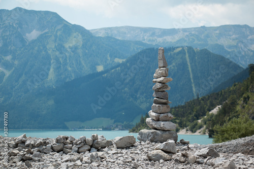 Steinmännlein am Ufer des Achensee im Hintergrund die Alpen 