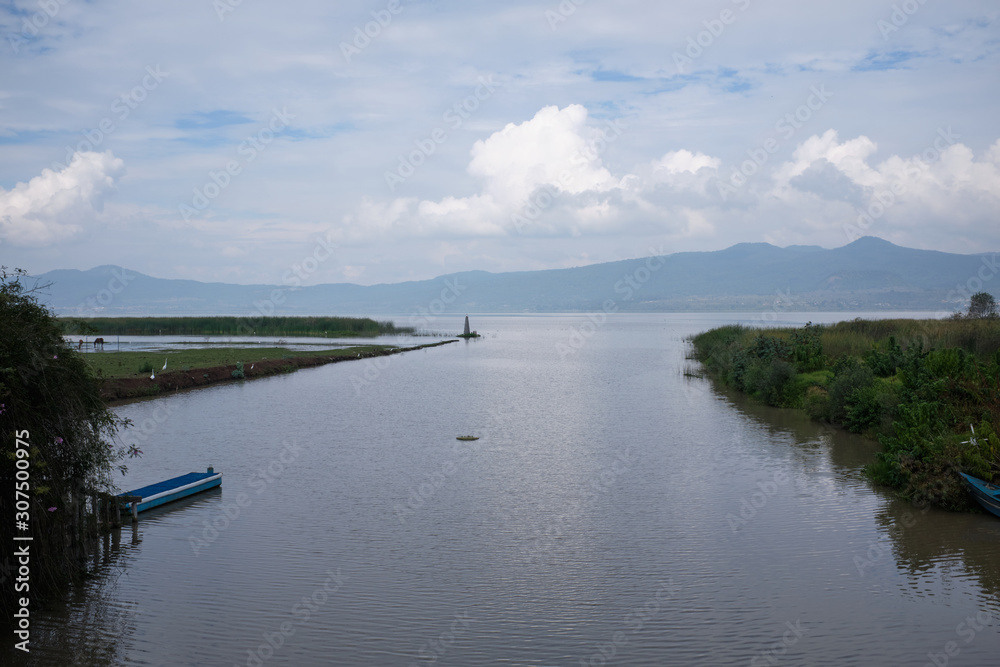 Lago de Patzcuaro desde el lado 