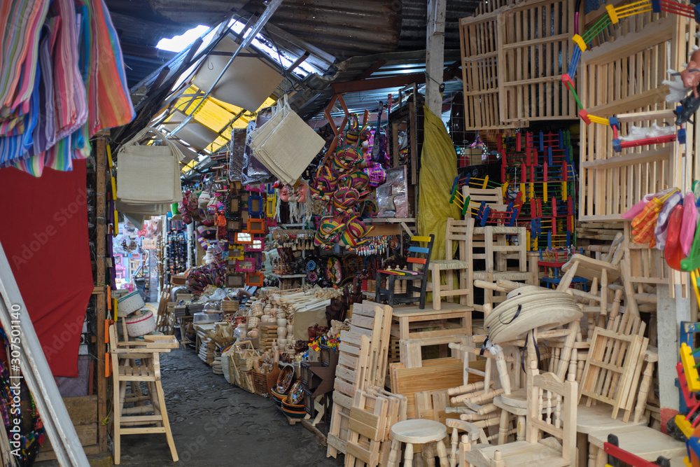 Mercado tipico de artesanias de madera en Michoacan. 