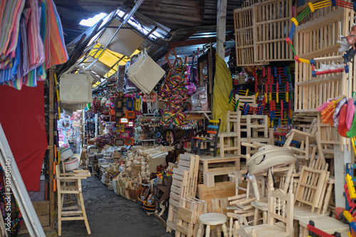 Mercado tipico de artesanias de madera en Michoacan. 