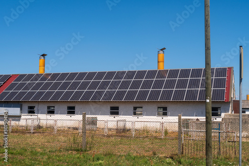Neue Solaranlage auf altem Stall