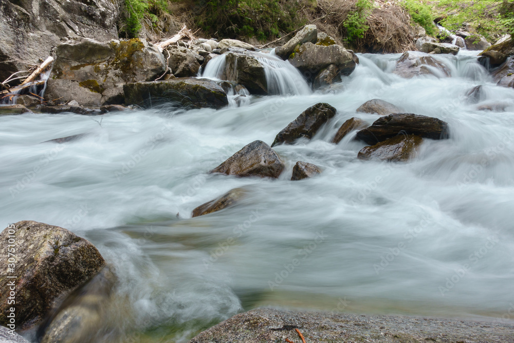 Wildbach im tiroler Zillertal in Österreich Wildbach im tiroler Zillertal in Österreich