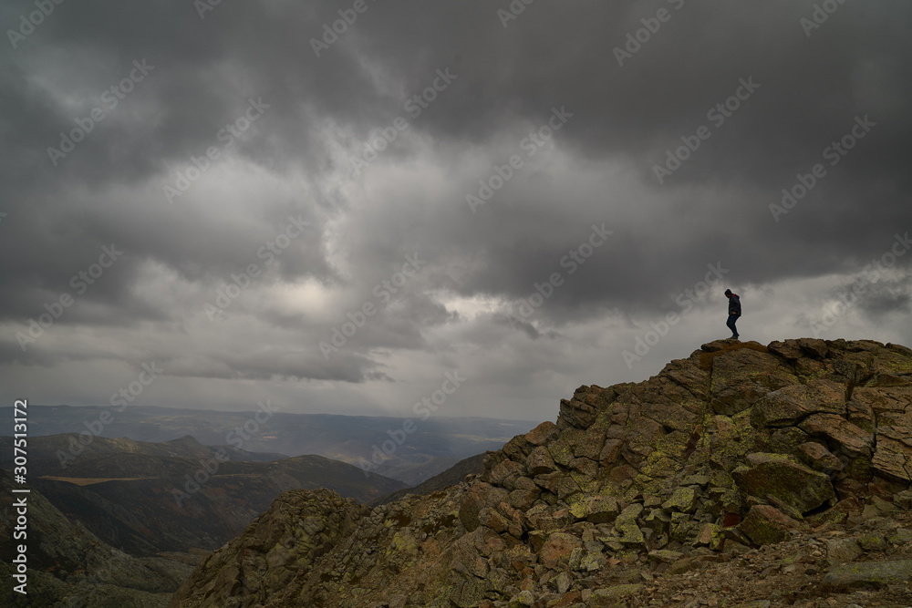 Un hombre escalando una montaña