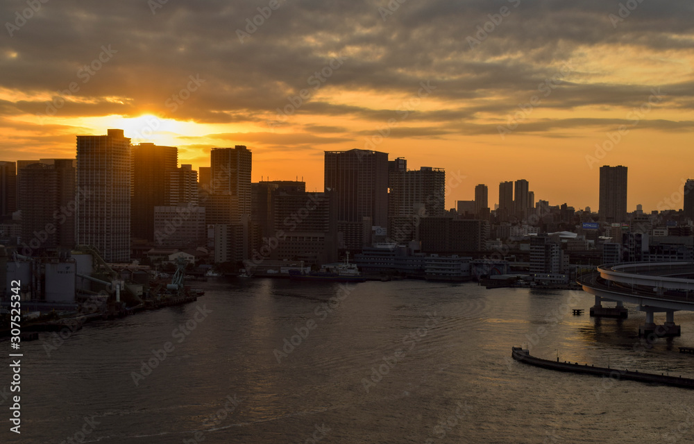 Fototapeta premium Skyline city Tokyo Bay Sunset