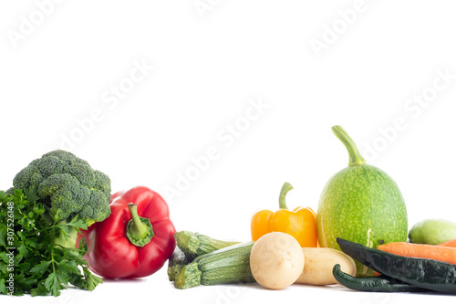 Grupo de verduras de diferentes tipos y colores sobre fondo blanco