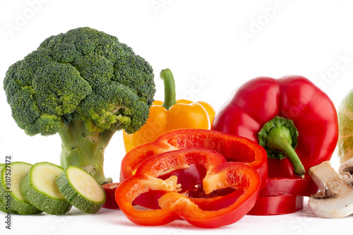 Verduras de diferentes tipos y colores sobre fondo blanco