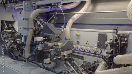 Work of automatic edge banding machine