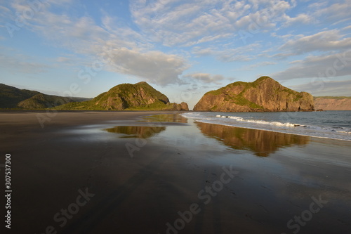 Tableau sur toile A beautiful beach near Auckland city with remote landscape