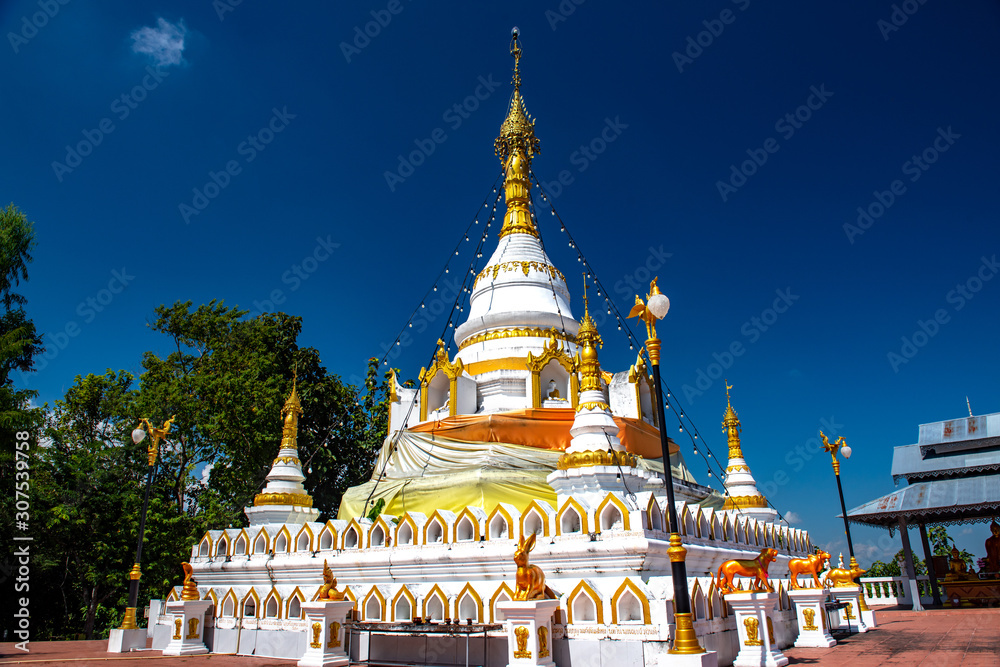 Fototapeta premium Thai temples that are used for religious activities have beautiful architecture.