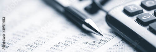 Fotografie Close-up Pen Calculator And Reading Glasses On Financial Report - Business Accou