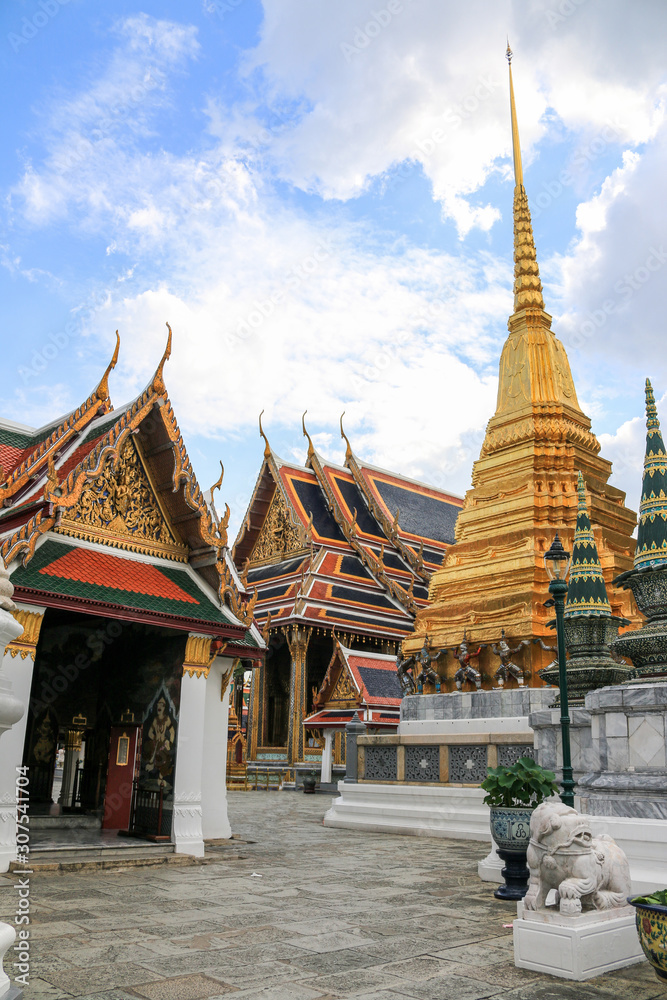 Fototapeta premium Grand palace and Wat phra keaw or Temple of the Emerald Buddha is one of the most important Buddhist temples, Bangkok, Thailand 
