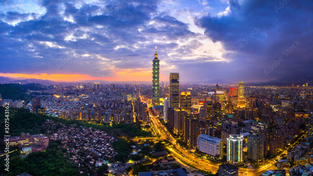 Obraz premium Taiwan skyline, Beautiful cityscape at sunset.