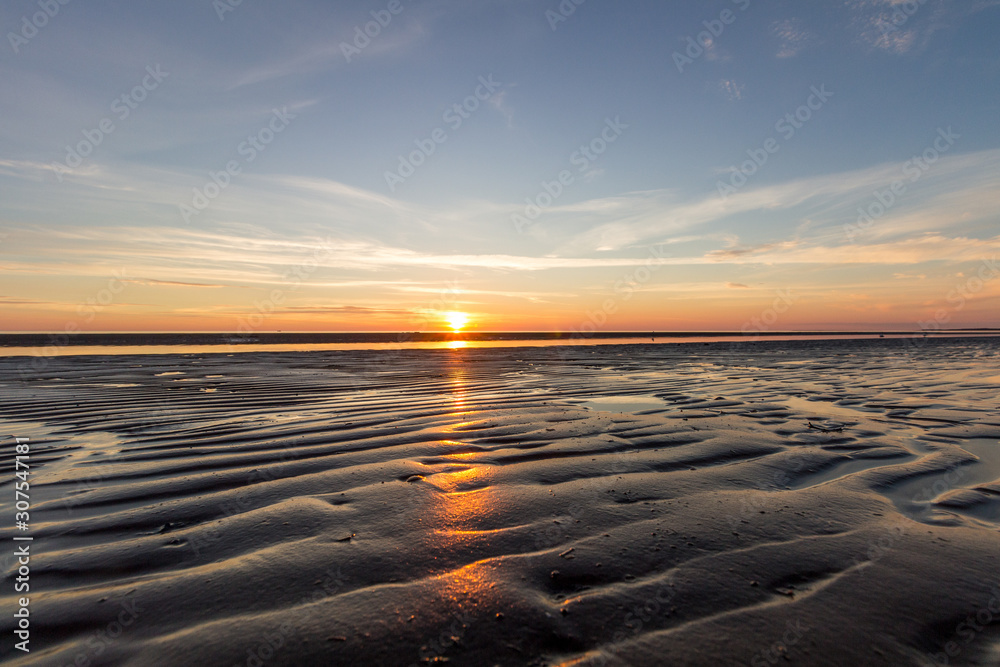 Obraz premium gorgeous sunset on the north sea